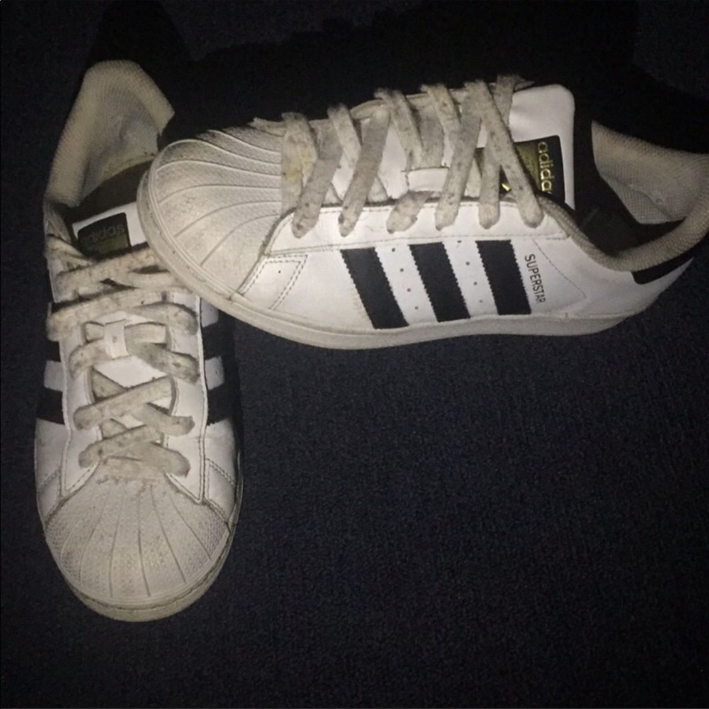 Addidas 6 1/2 can fit size 7 ! ❤️